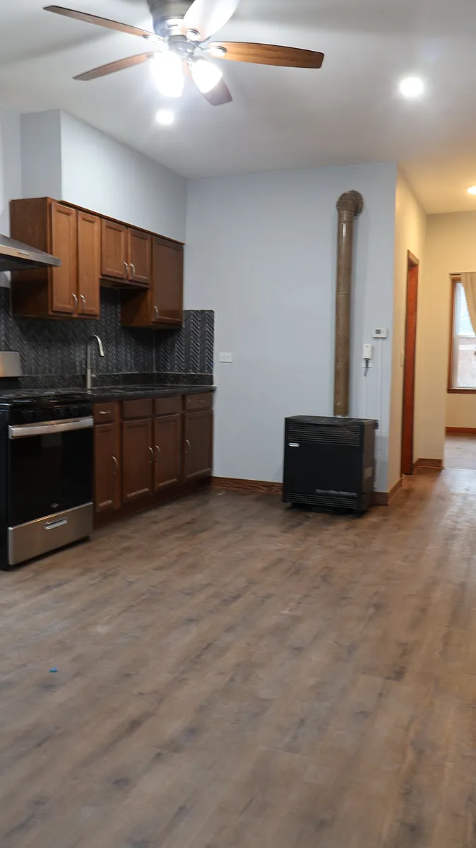 Building Photo - 4103 S Sacramento Ave #2