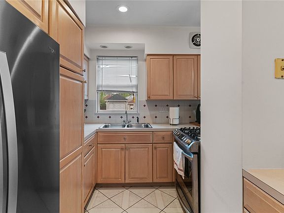 4th image of 1190 Smith St #1