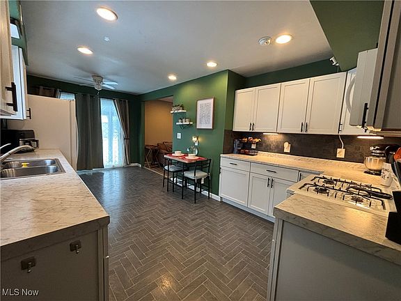 5th image of 4039 Parkwood Ave