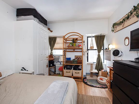 4th image of 41 E 41st St APT 4