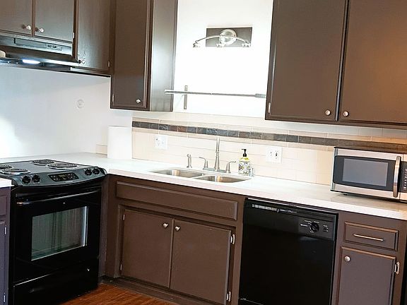 Spacious Quartz Countertops