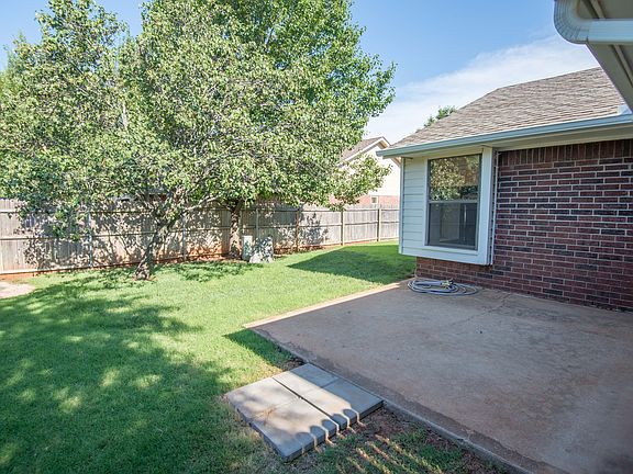 5th image of 2501 Redwood Ln