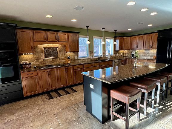 4th image of 3739 Imperial Dr E
