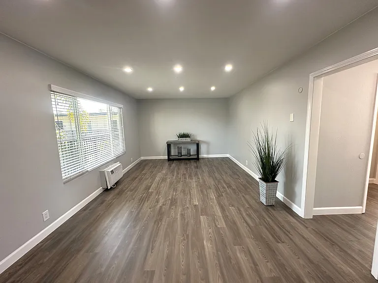 Marquis Apartments — Photo 9