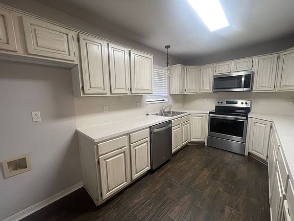 5th image of 215 Deerwood Ln