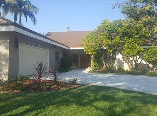 4051 Country Club Dr, Lakewood, CA 90712