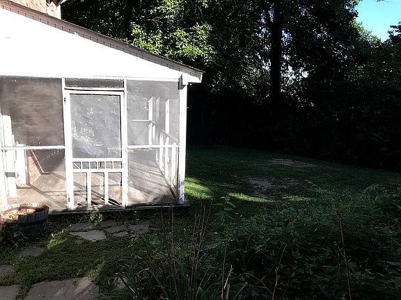 3rd image of 3823 Denfeld Ave