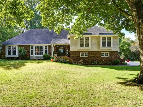 4501 W 93rd St, Prairie Village, KS 66207