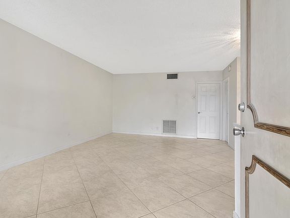 3rd image of 804 SE 7th St #207-D