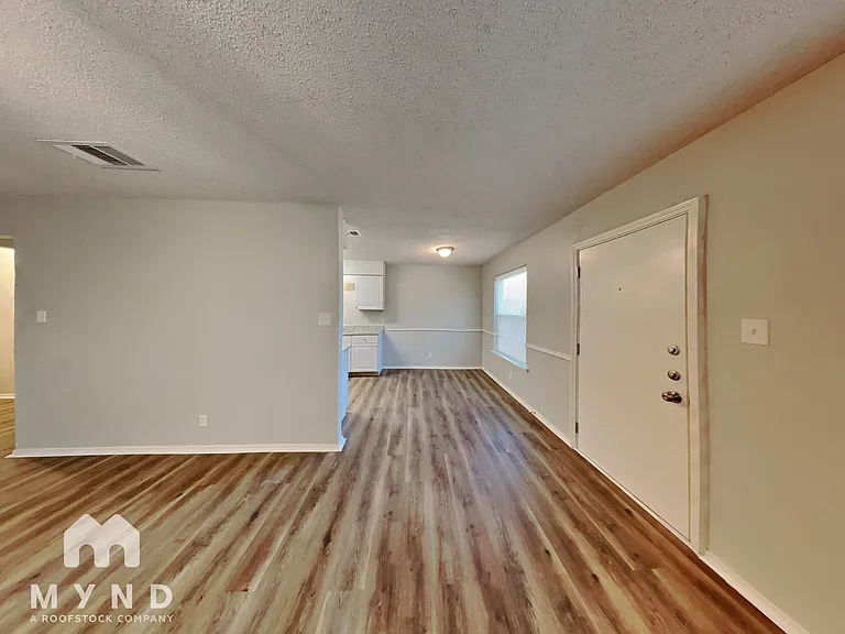915 Winnie St — Photo 6