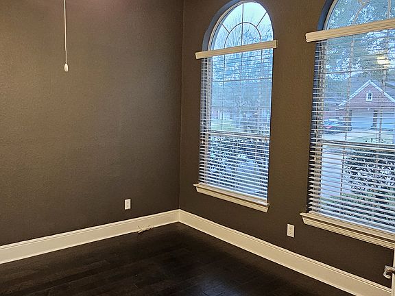 3rd image of 3010 Park Bend Dr