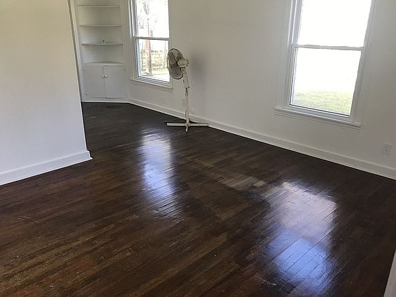 2nd image of 410 Marion St