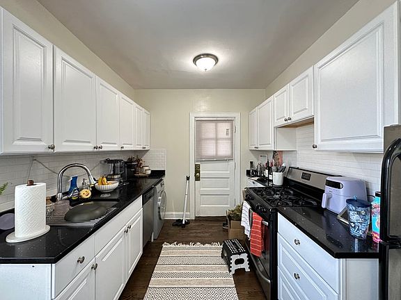 2nd image of 3819.5 N Greenview Ave #W4