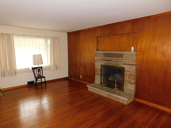 4th image of 935 Collins Ave
