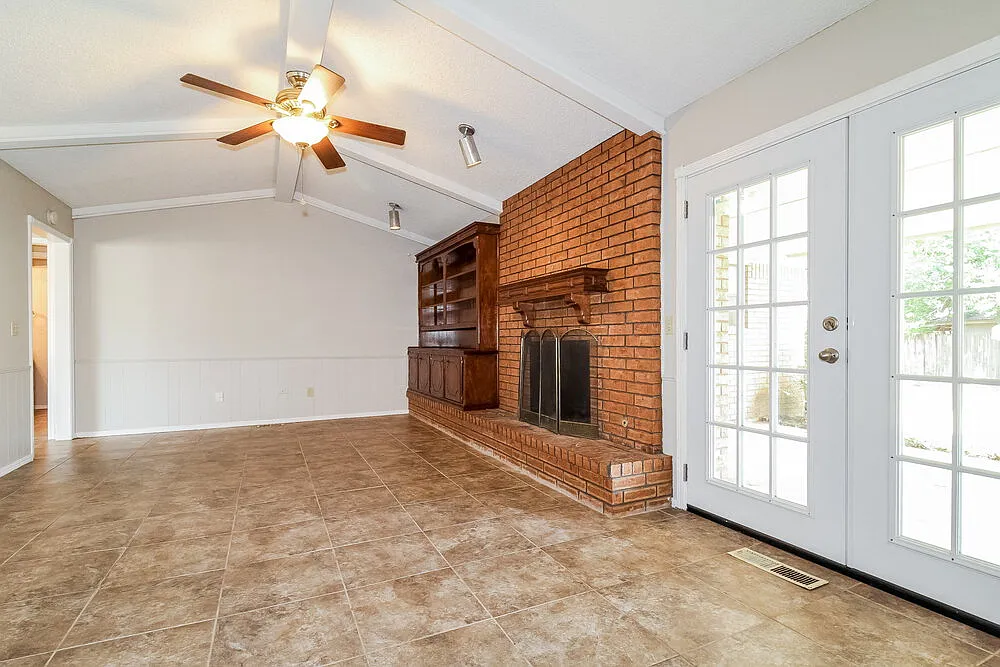 3 bed, 2.0 bath, 1923 sqft, $1,890 — Photo 3