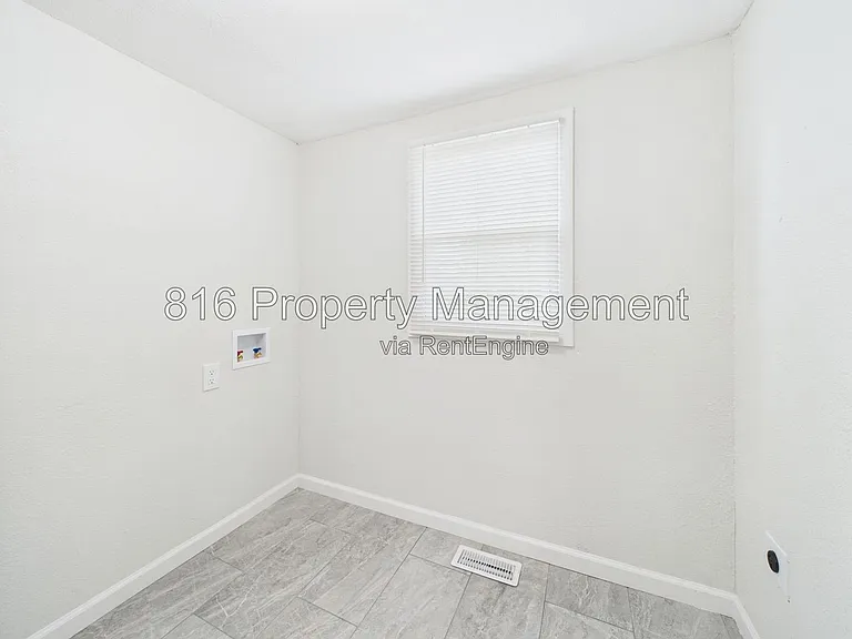 8404 E 47th Ter — Photo 24