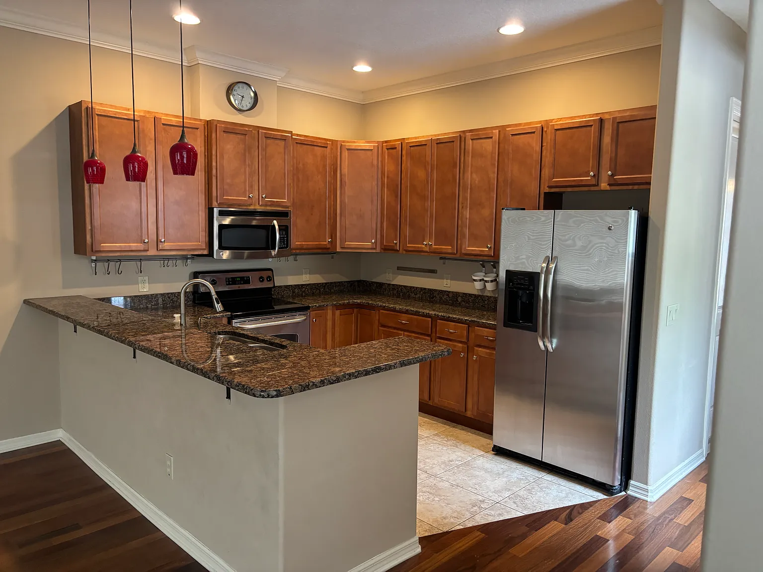 126 E Esther St — Photo 2