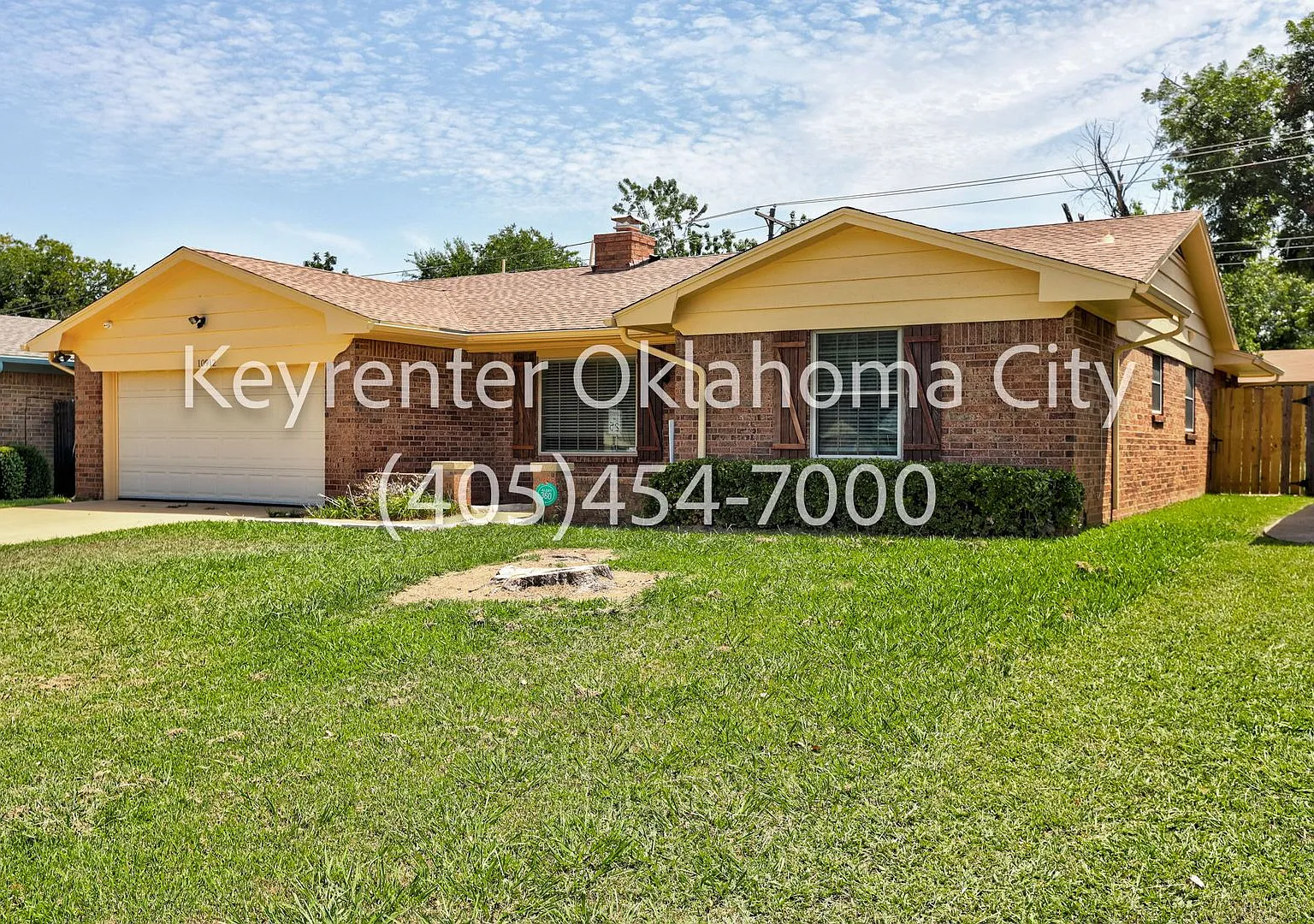 Spacious 3-Bedroom Home with Fireplace and 2-Car Garage in Oklahoma City — Photo 2