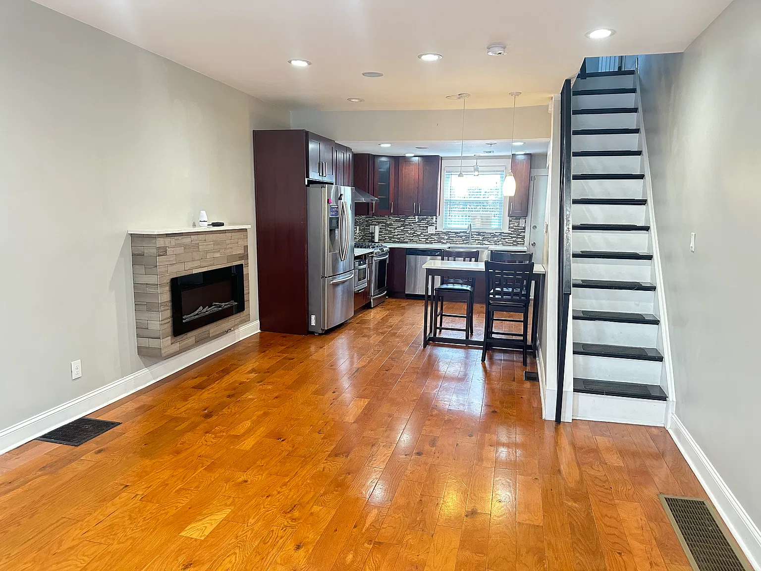 2 bed, 900 sqft, $1,600 — Photo 2
