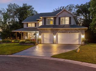 906 Hyland Ct, Eagan, MN 55123