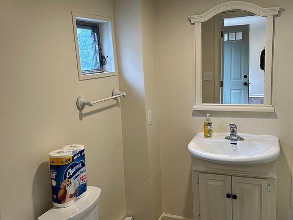 5th image of 165 Chestnut St APT 2