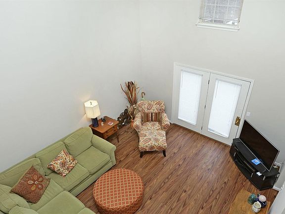 5th image of 228 Waller Ave