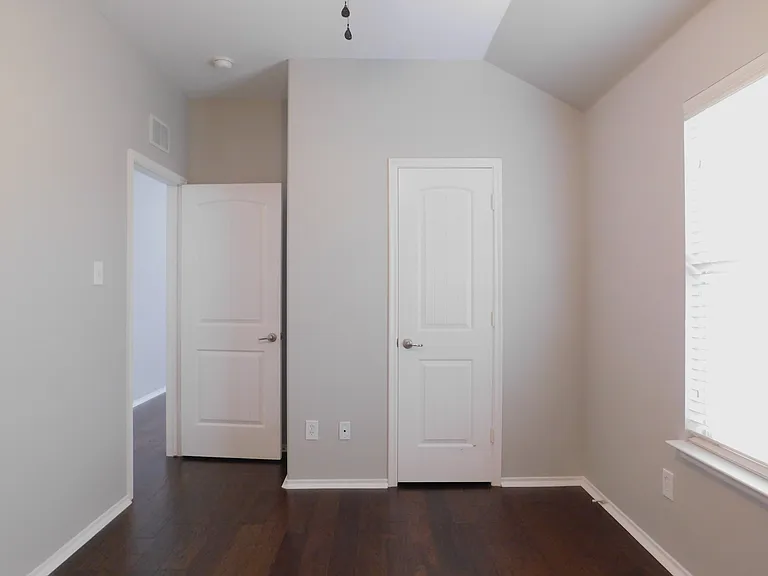 14904 Riverside Dr — Photo 20