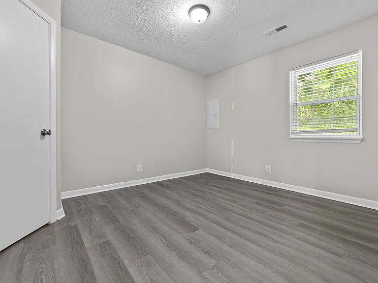Roberts Lane Apartments — Photo 9