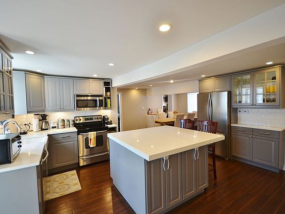 3rd image of 3101 Mullen Pl