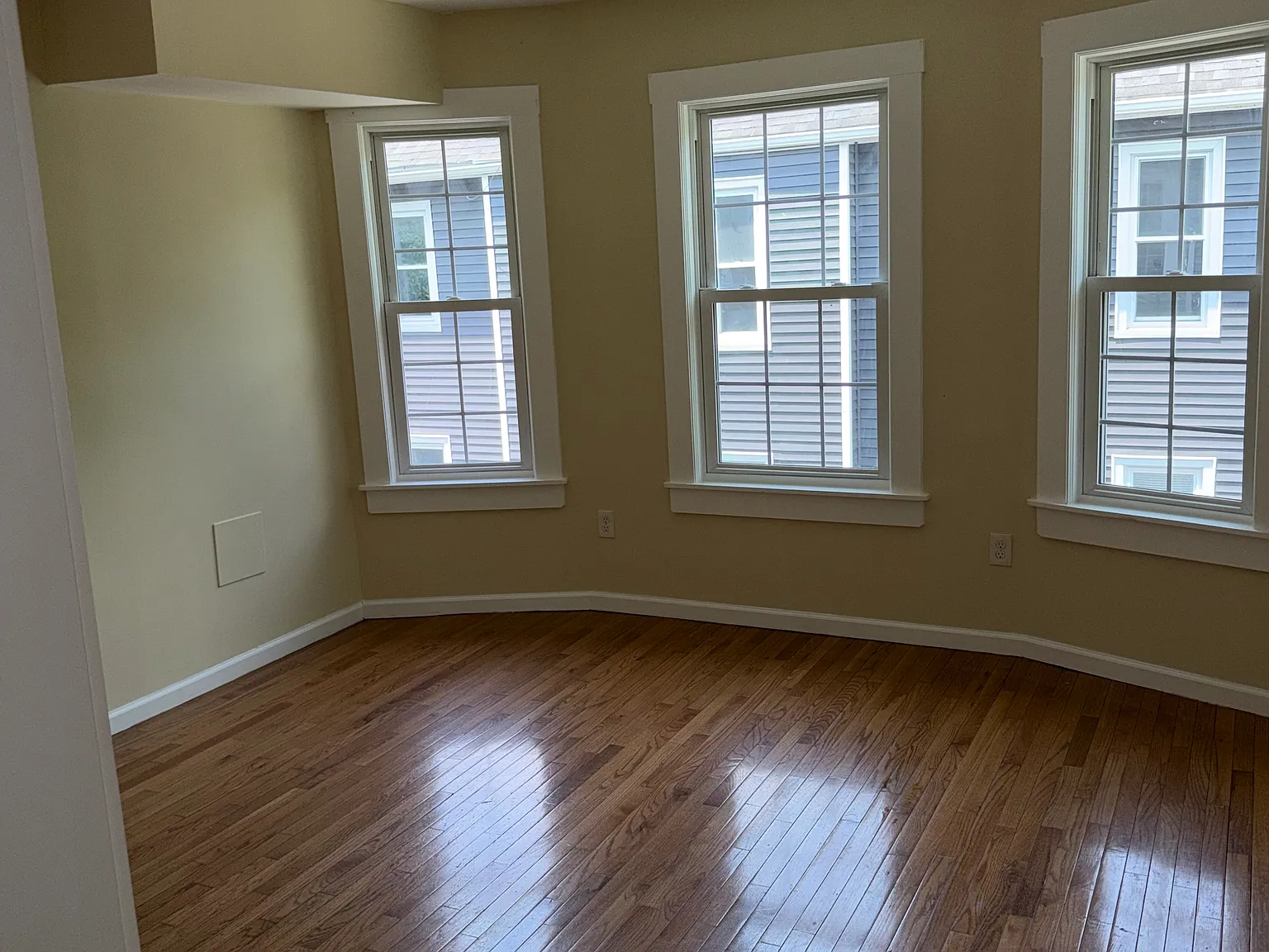 5 bed, 2500 sqft, $2,650 — Photo 2