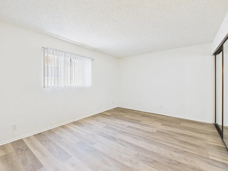 11325 Morrison St — Photo 12
