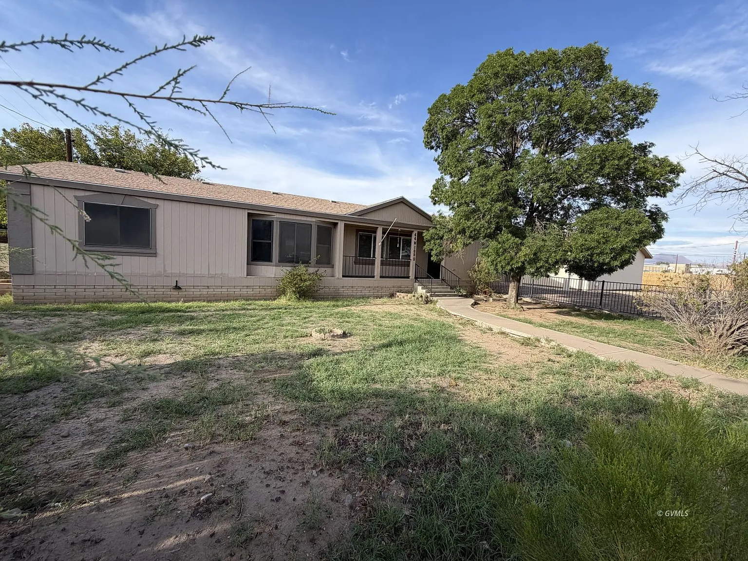 5 bed, 2.0 bath, 1690 sqft, $2,200 — Photo 2