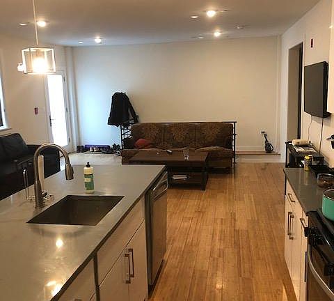 2nd image of 1834 Vineyard St #1