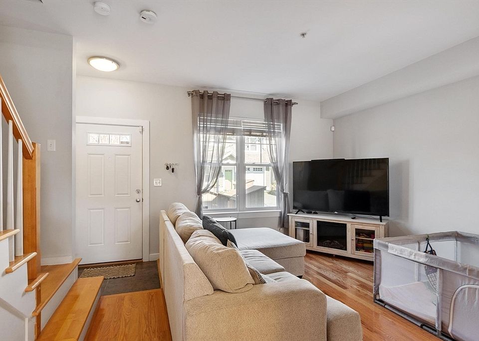 1st image of 7 Lark Dr #202