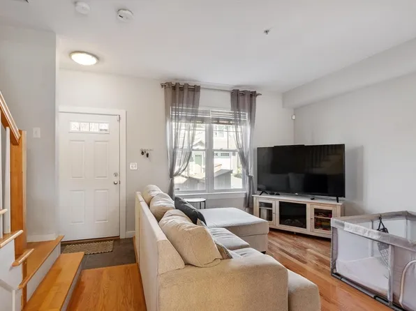7 Lark Dr #202, Boston, MA 02126