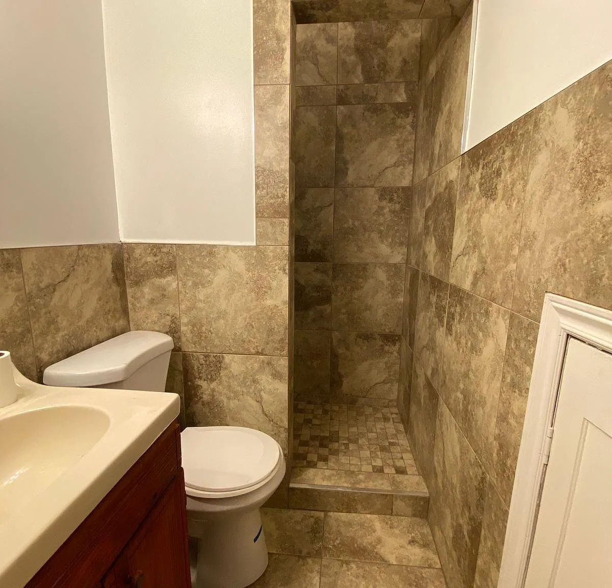 9 bed, 2.5 bath, 4015 sqft, $550 — Photo 3