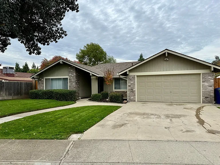 1405 Fransen Ln — Photo 2