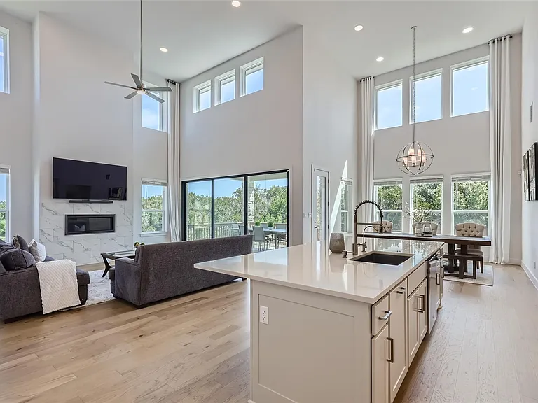 704 Palamos Dr — Photo 12