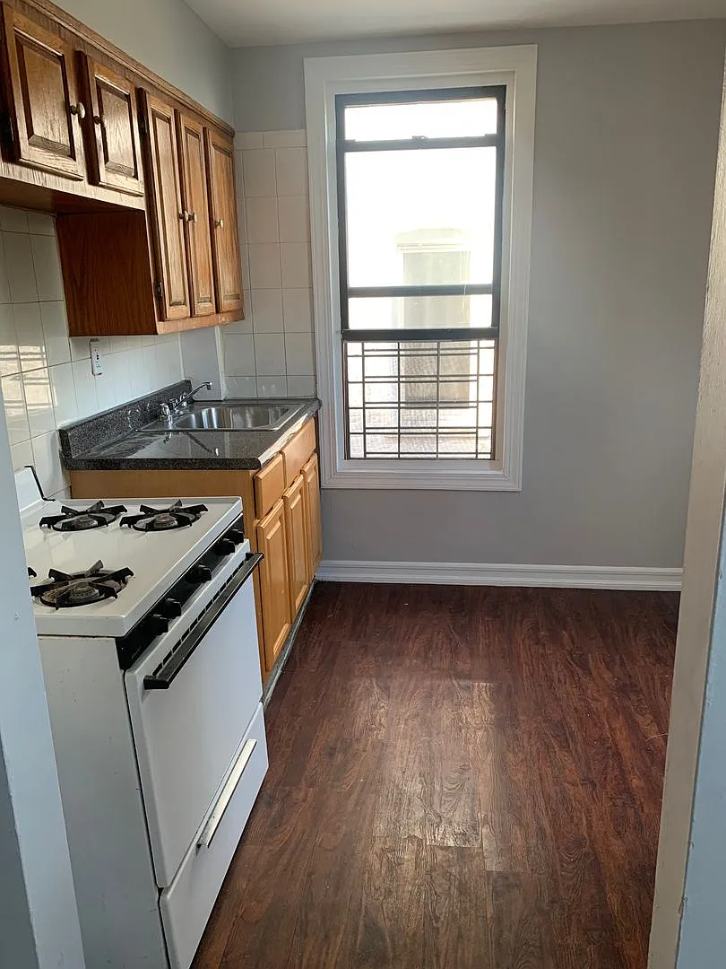 280 Hawthorne Avenue — Photo 2