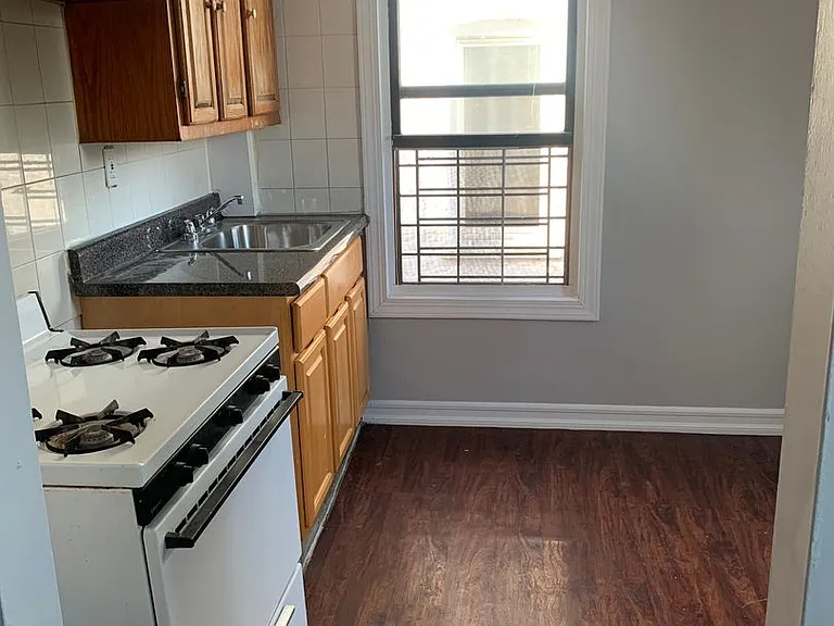 280 Hawthorne Ave — Photo 3