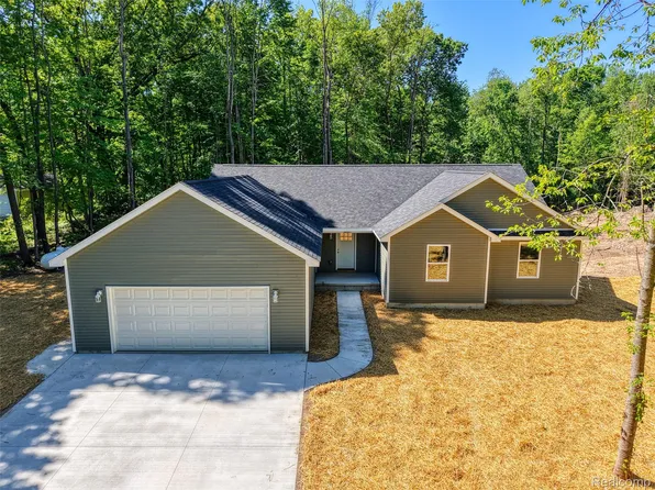10551 W Allen Rd, Fowlerville, MI 48836