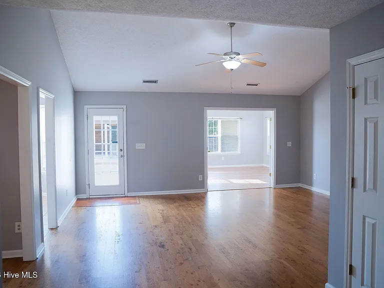 1006 Sheffield Dr — Photo 4