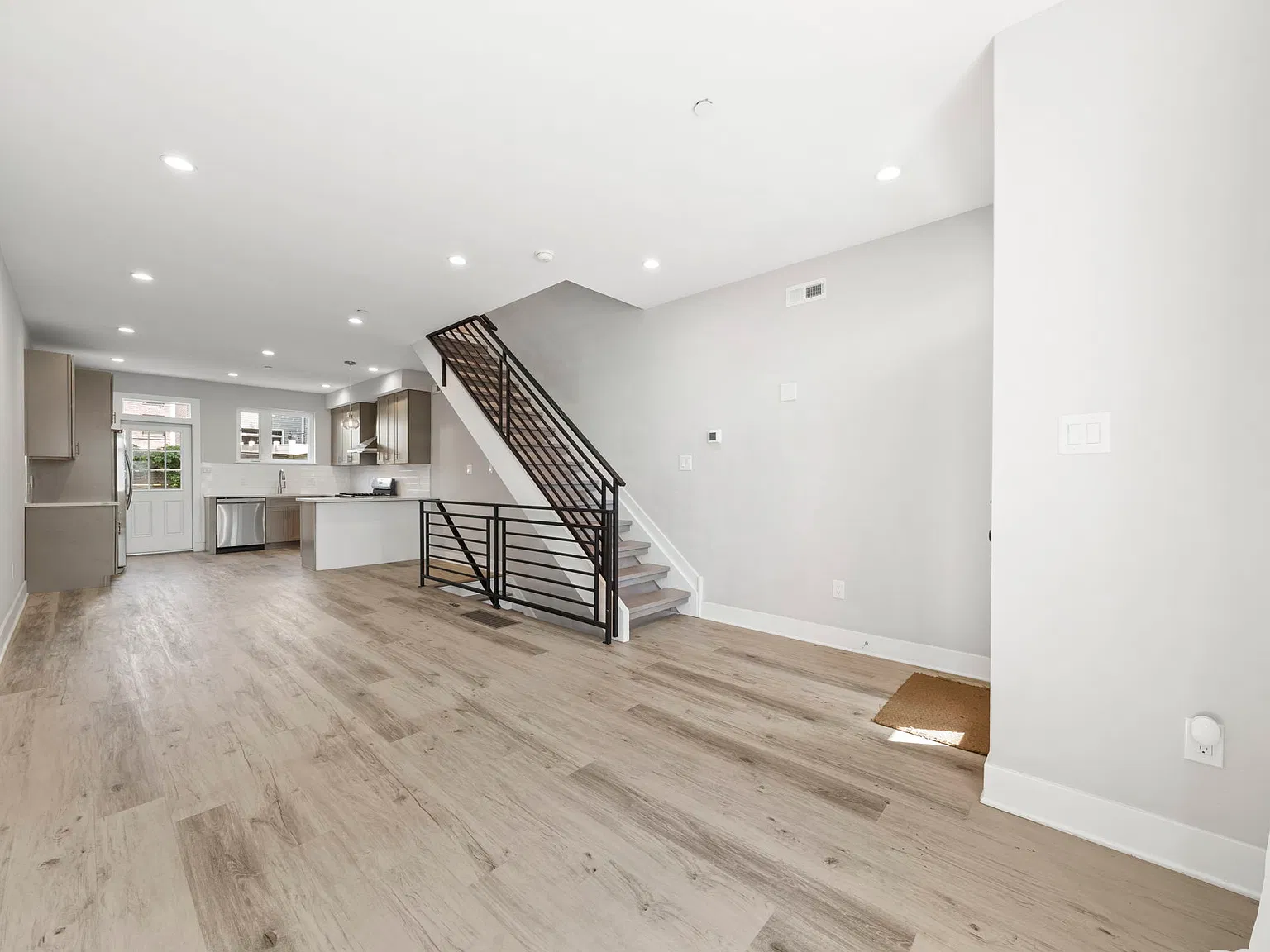 4 bed, 2217 sqft, $2,400 — Photo 2