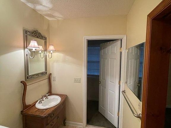 4th image of 108 Travelers Way