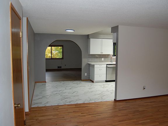 4th image of 2130 Crestview Ave
