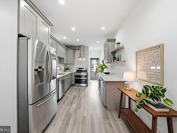 3rd image of 2121 4th St NE #1