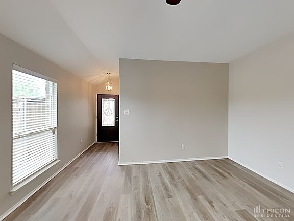 2nd image of 2000 Victorian Dr