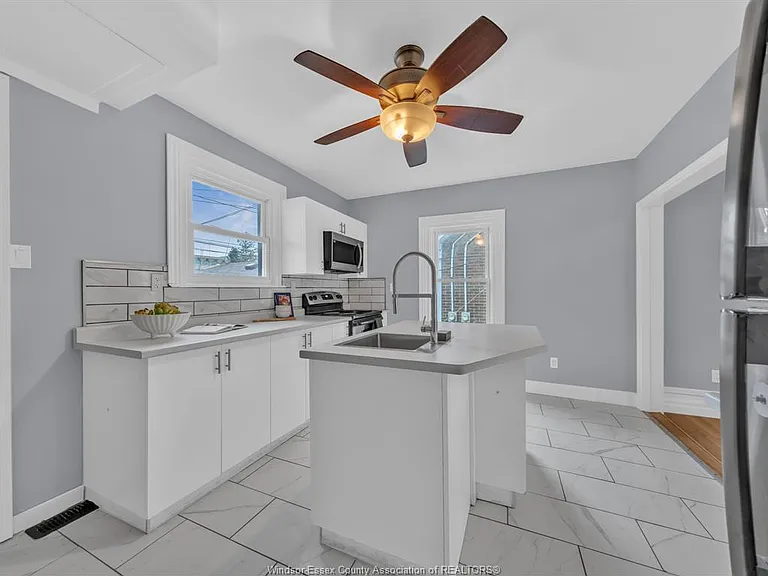 2181 Howard Ave — Photo 8