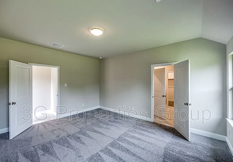 1513 Elizabeth St — Photo 2