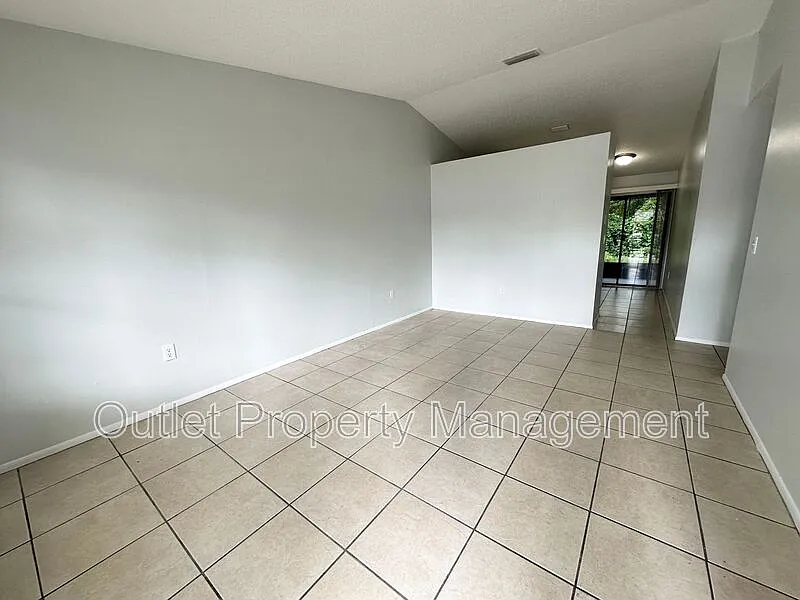 2 bed, 1.0 bath, 1100 sqft, $1,345 — Photo 3